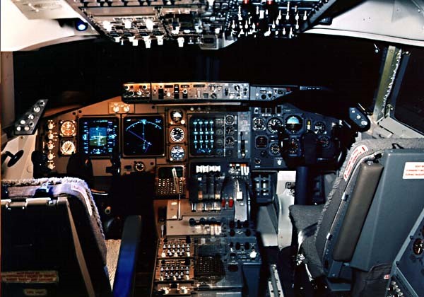Şekil 1. Boeing 747 Elektronik kokpit göstergelerine geçiş